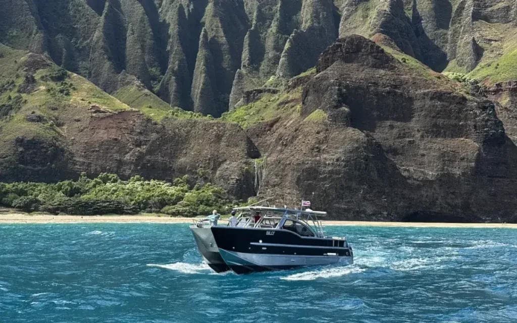 Passeios de Caiaque e Snorkel em Cavernas Marinhas na Costa Na Pali Ativos Durante o Pico do Verão em Kauai