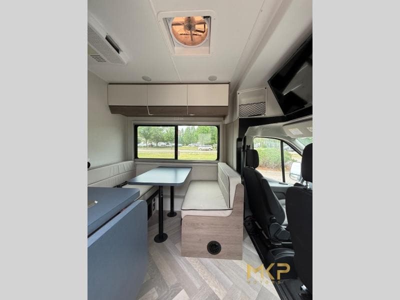 Lake Region RVs Expande Estoque de Classe B e RVs Usados em Minnesota