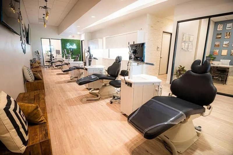 Knecht Orthodontics Oferece Tratamento Ortodôntico para Famílias de Crosby, TX na Clínica Próxima em Mont Belvieu