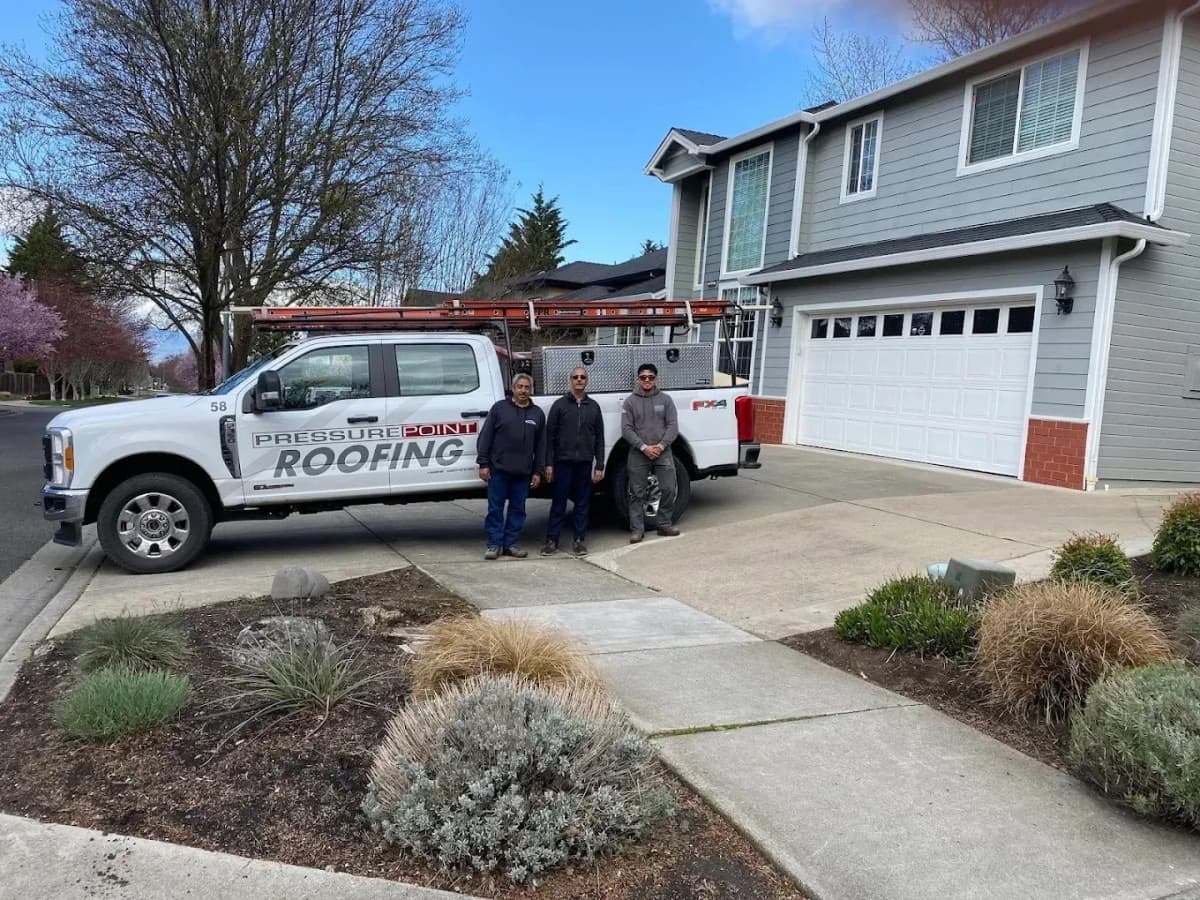 Pressure Point Roofing Parceira com Tiki Island Wear para Lançar Chapéus de Palha Personalizados para Equipes de Telhados