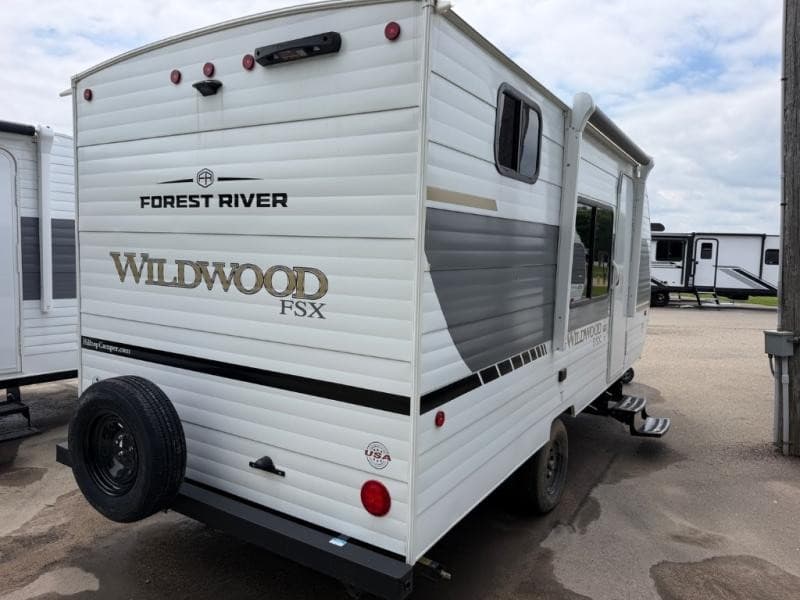 Hilltop Camper & RV Expande Vendas de Trailers Usados e Acesso Regional em Minnesota