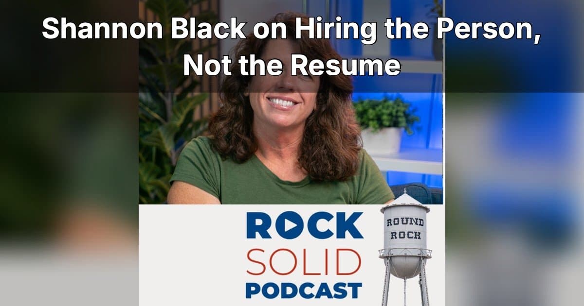 Shannon Black, Presidente da SCORE Austin, Compartilha Estratégias de Contratação para Pequenos Empresários no Rock Solid Podcast