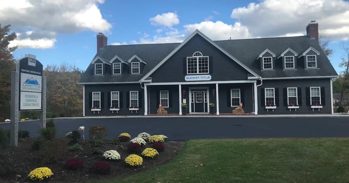Young's Excavating & Paving conclui reparos e recapeamento de estacionamento para a Summit Title em Bedford, NH